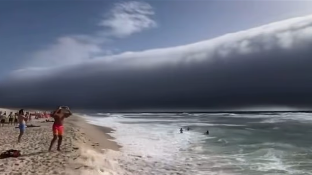 Momentul înfricoșător când o plajă este invadată de un nor gigant, asemănător cu un ”tsunami”: ”Totul s-a întunecat în câteva minute”