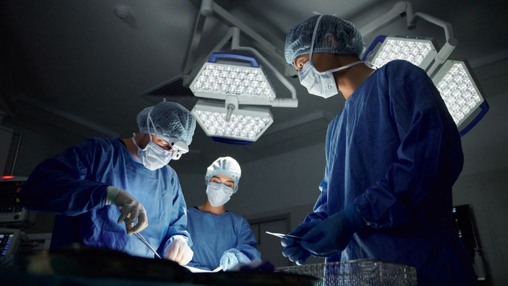 O femeie a murit din cauza unui fir de păr crescut în piele. Ce simptome a avut