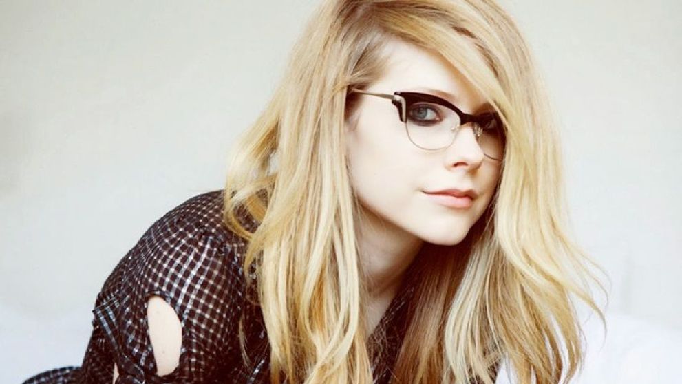 Avril Lavigne iubeste din nou. Fotografia care i-a facut pe internauti sa spuna ca e insarcinata