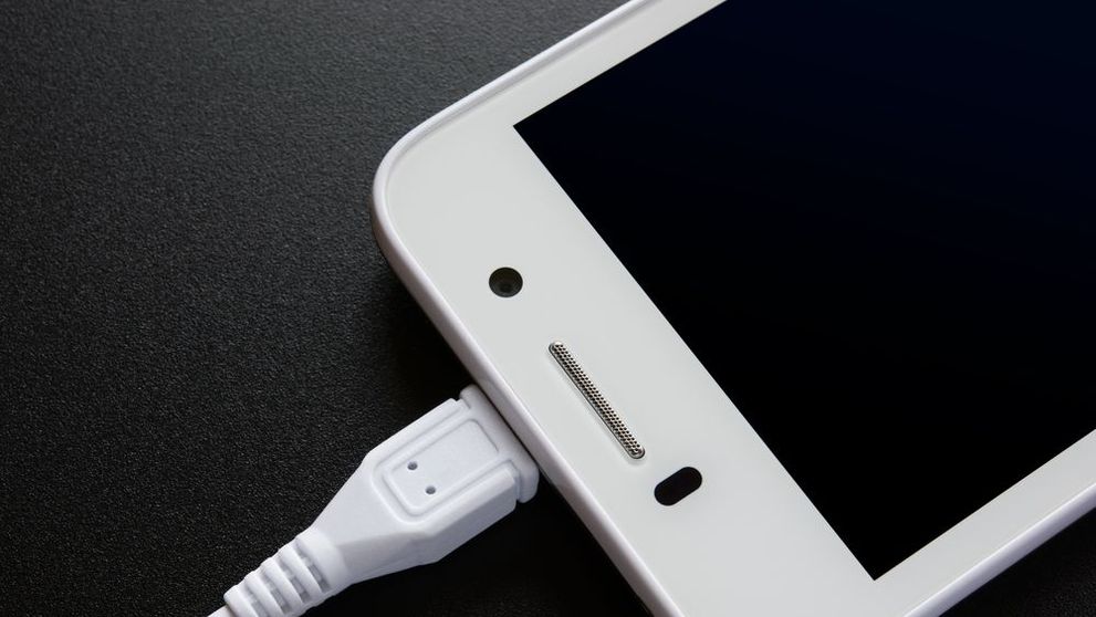 A mai cazut un mit! Ce se intampla atunci cand lasi telefonul la incarcat toata noaptea