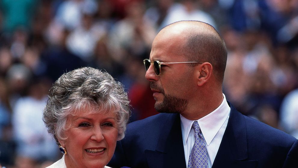 La 90 de ani, mama lui Bruce Willis lucrează ca voluntar la LAPD și toți o adoră: „Ea reprezintă ce e mai bun în oamenii care cred în munca pe care o fac bărbații și femeile noastre”