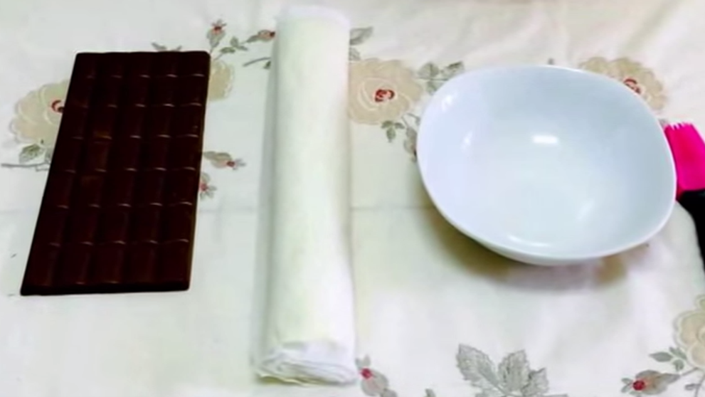 Tot ce face este sa intinda aluatul pe o tableta de ciocolata. Rezultatul, un desert incredibil de gustos