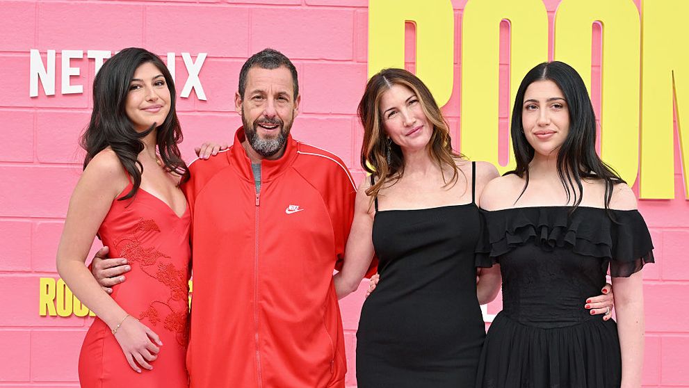 Un tată mândru și o familie superbă! Fiicele lui Adam Sandler au strălucit pe covorul roșu, dar ținuta lui a devenit virală. Cum s-a îmbrăcat „Regele comediei”