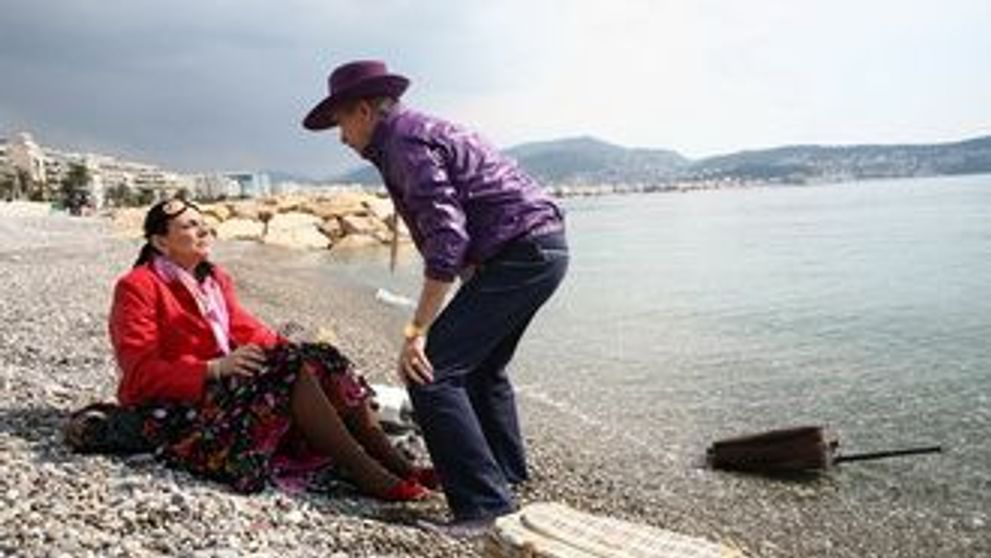 Flacara si-a pierdut dintii de aur la Nisa FOTO