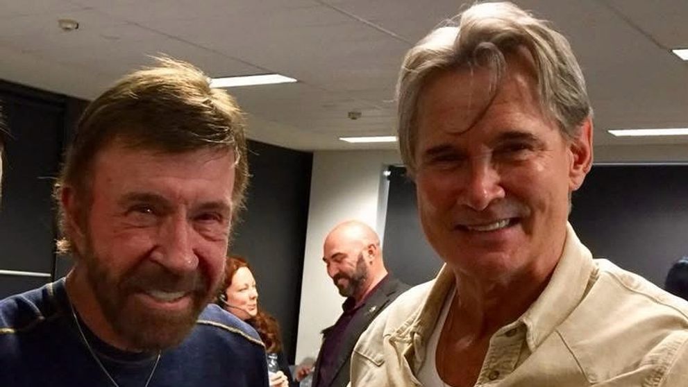 „Te iubesc, frate. Odihnește-te în pace”. Chuck Norris, mesaj plin de durere după moartea prietenului său, actorul și cascadorul Richard Norton. Starul din seria „Mad Max” a murit la vârsta de 75 de ani