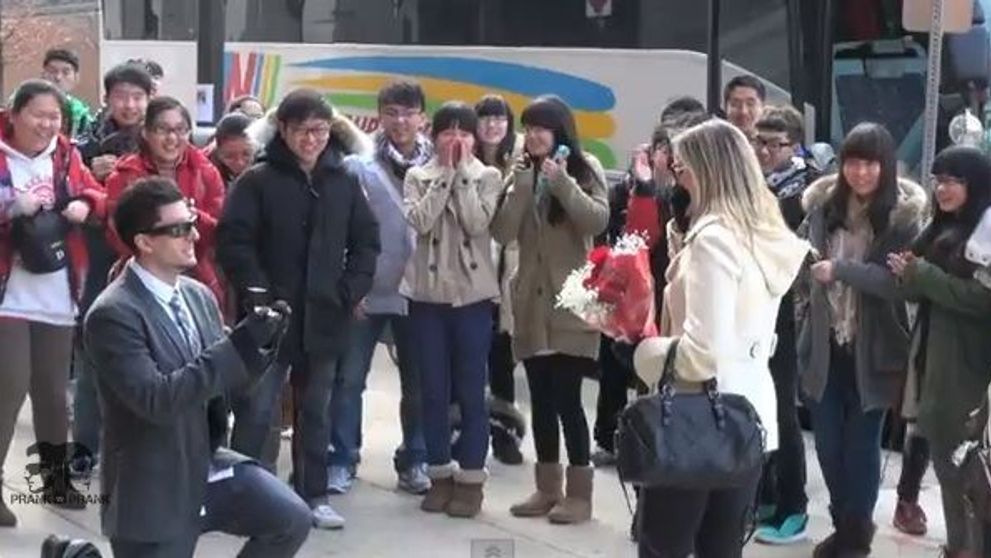 O cerere in casatorie cu final neasteptat: fata o ia la fuga si-si lasa iubitul cu ochii in soare. Reactia martorilor e incredibila: VIDEO