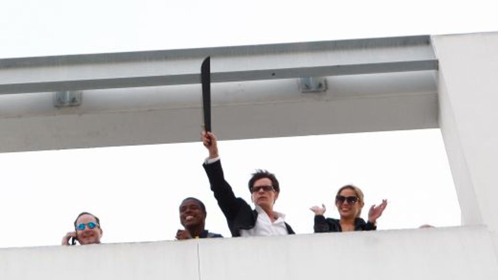 Charlie Sheen, cu maceta fluturand deasupra capului: 
