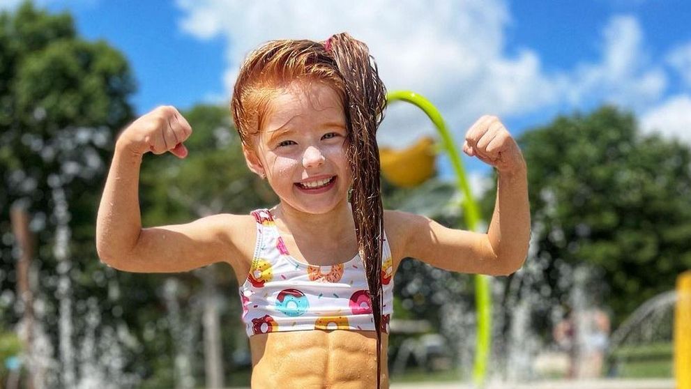 La șase ani, are deja un abdomen cu pătrățele. Părinții fetei sunt certați pe internet: „Ați lipsit-o de copilărie”