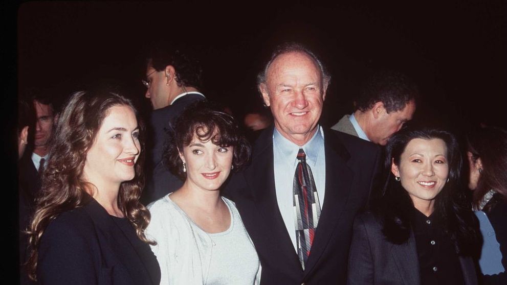 Fiicele lui Gene Hackman, surprinse cu zâmbetul pe buze în timp ce ieșeau dintr-o cafenea, la o zi după ce tatăl lor și soția lui au fost găsiți morți în casă. Ce declarații au făcut Elizabeth și Leslie: „Moartea lui nu a fost șocantă, pentru că avea 95 de ani”