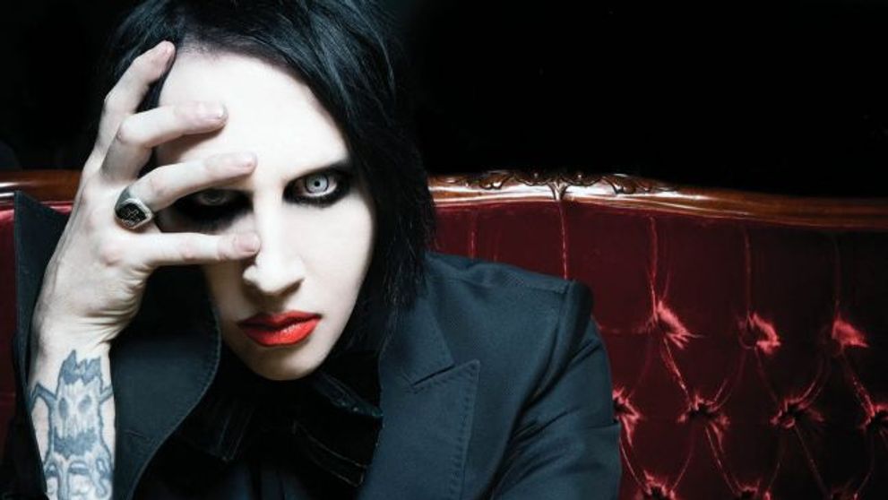 Marilyn Manson si-a speriat teribil fanii. A lesinat pe scena, in plin concert