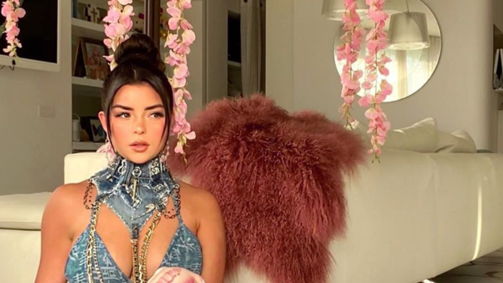 Ultima fiță a verii: costumul de baie cu guler. Demi Rose, cu lanțuri și cizme înalte cu toc, pregătită pentru plajă