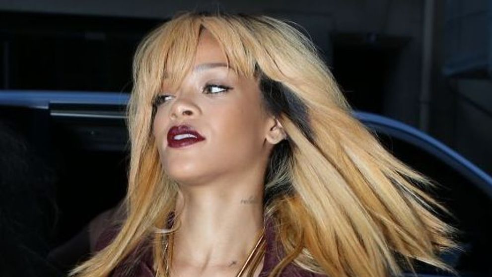 Rihanna stie cum sa suceasca mintile barbatilor. A facut furori intr-o salopeta mulata si extrem de decoltata: FOTO