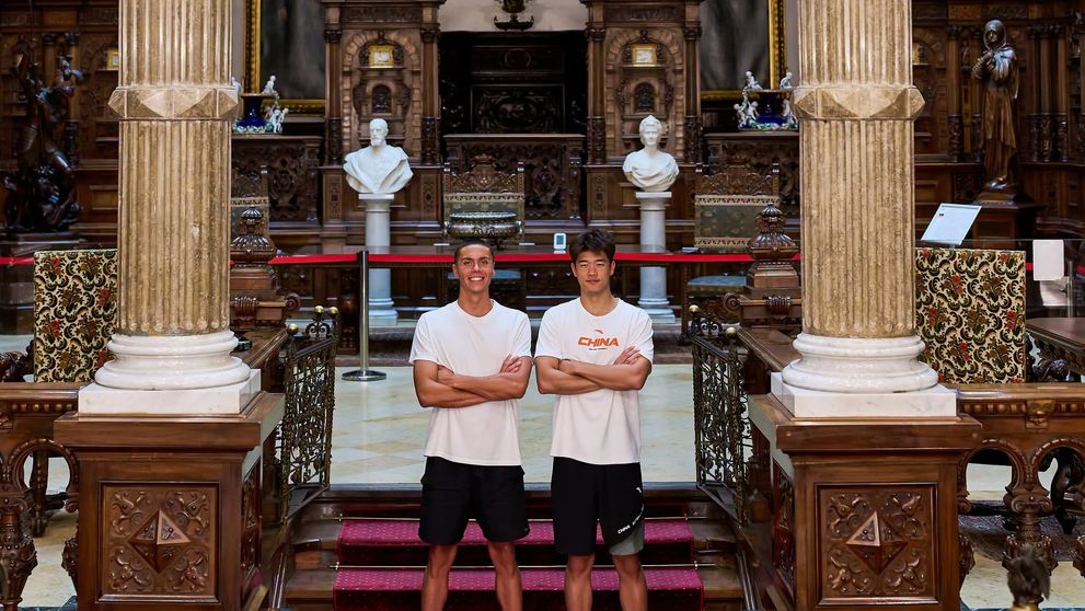 Imagini inedite cu David Popovici și rivalul său, Pan Zhanle. Cei doi campioni au vizitat Castelul Peleș