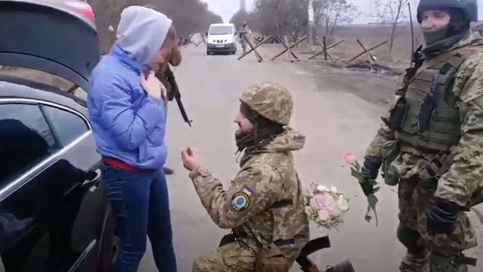 Cerere în căsătorie inedită pe timp de război. Ce a pus la cale un soldat ucrainean ca să-și surprindă iubita