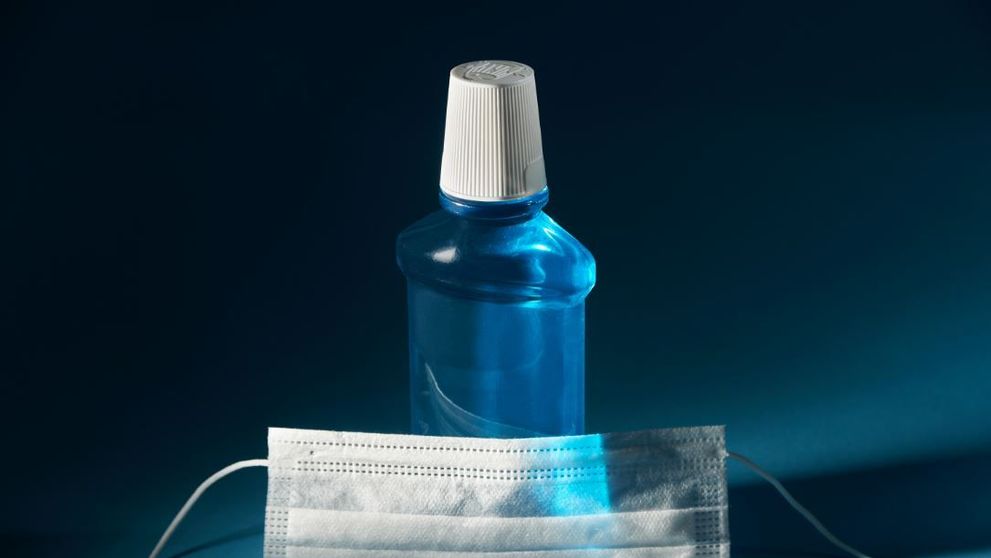 Apa de gură poate ucide noul coronavirus prezent în salivă? Ce arată oamenii de știință?