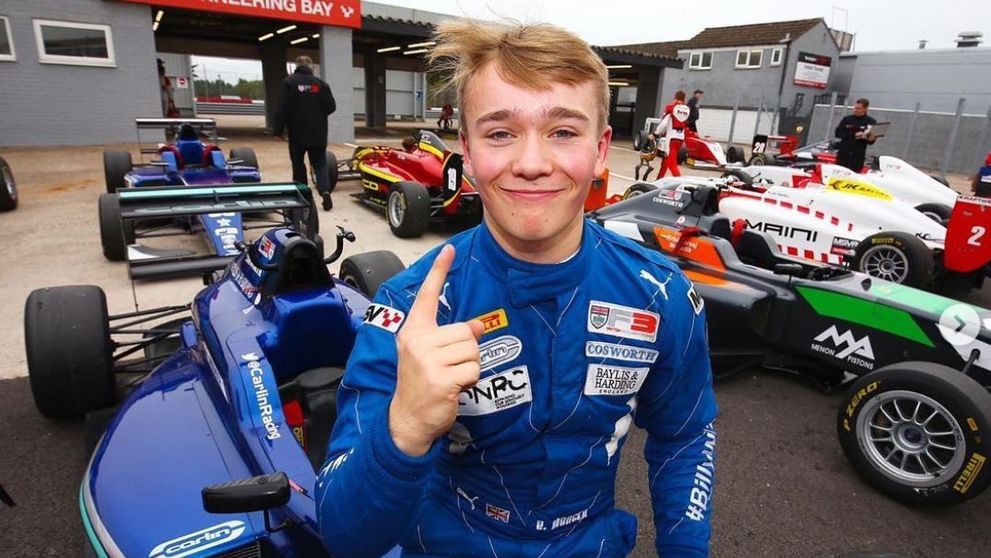 Cine e puștiul care concurează cu ambele picioare amputate în Formula 3 britanică, după un teribil accident