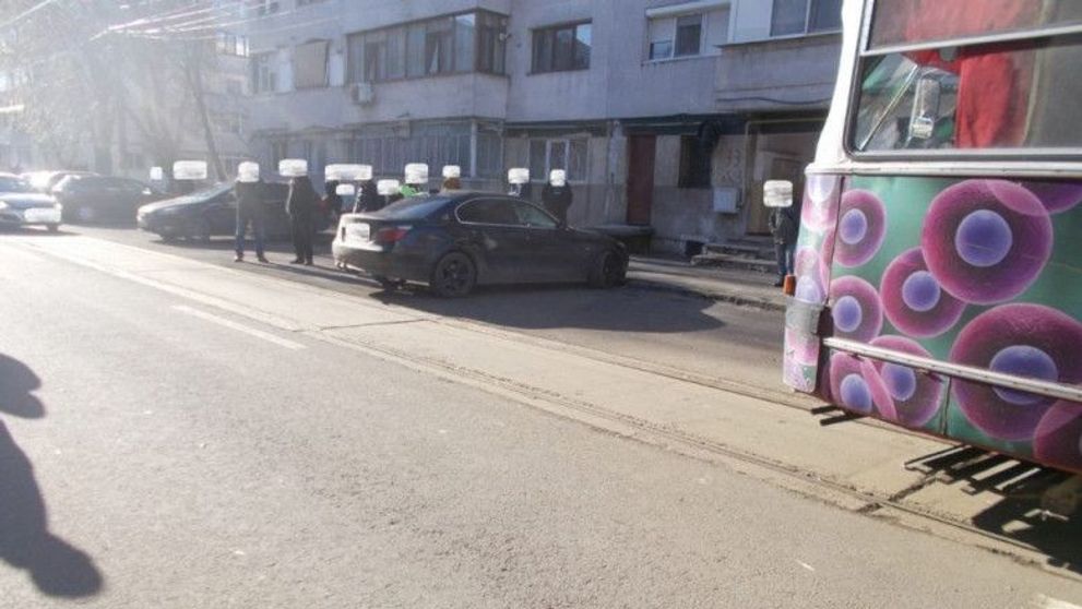 O femeie din Brăila a parcat pe linia de tramvai și a plecat să își pună gene false