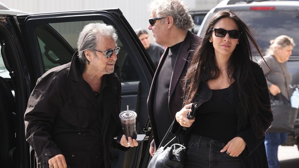 Al Pacino, prima apariție publică după moartea lui Diane Keaton! Actorul de 85 de ani, surprins în aeroport alături de iubita cu 54 de ani mai tânără