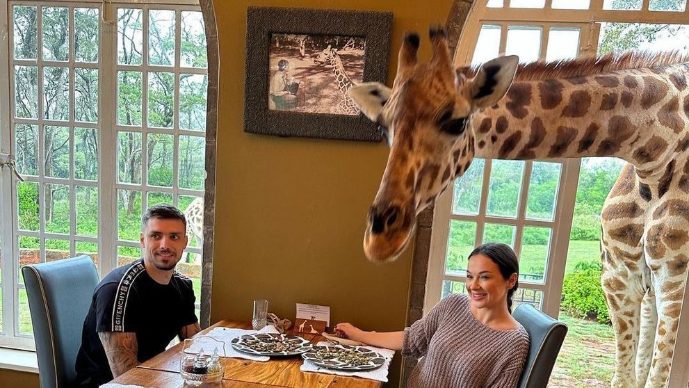 Vlăduța Lupău, ironizată pe Instagram pentru modul în care a hrănit o girafă. Cum se distrează în Africa alături de Adi Rus
