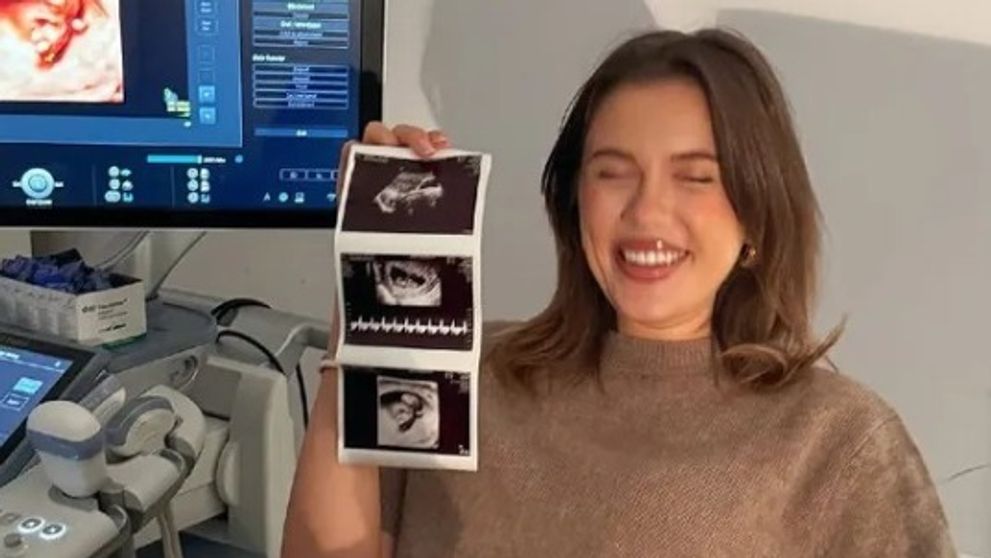 Emily Burghelea a dat de înțeles că ar fi însărcinată cu gemeni: „Urmează să fim 6!”. Vedeta a postat un mesaj pe rețelele de socializare, iar fanii au felicitat-o imediat