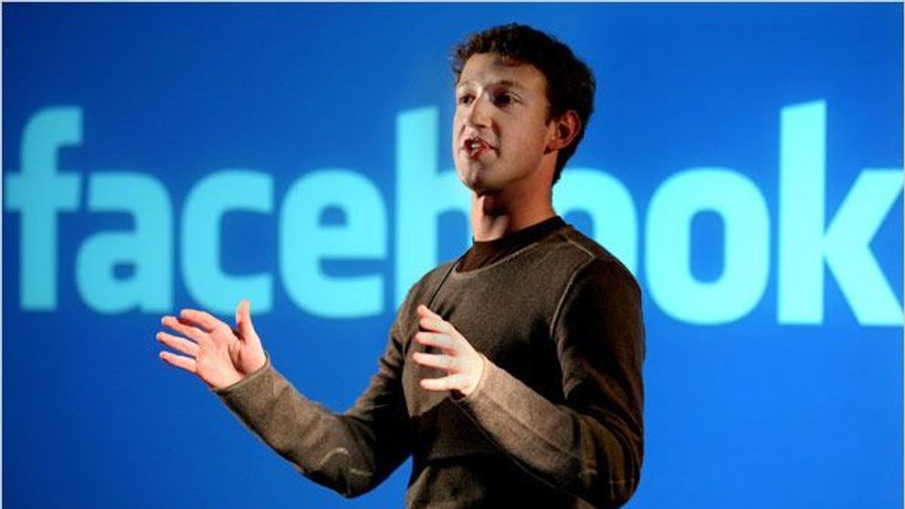 Fondatorul Facebook, surprins cu machiaj la ochi
