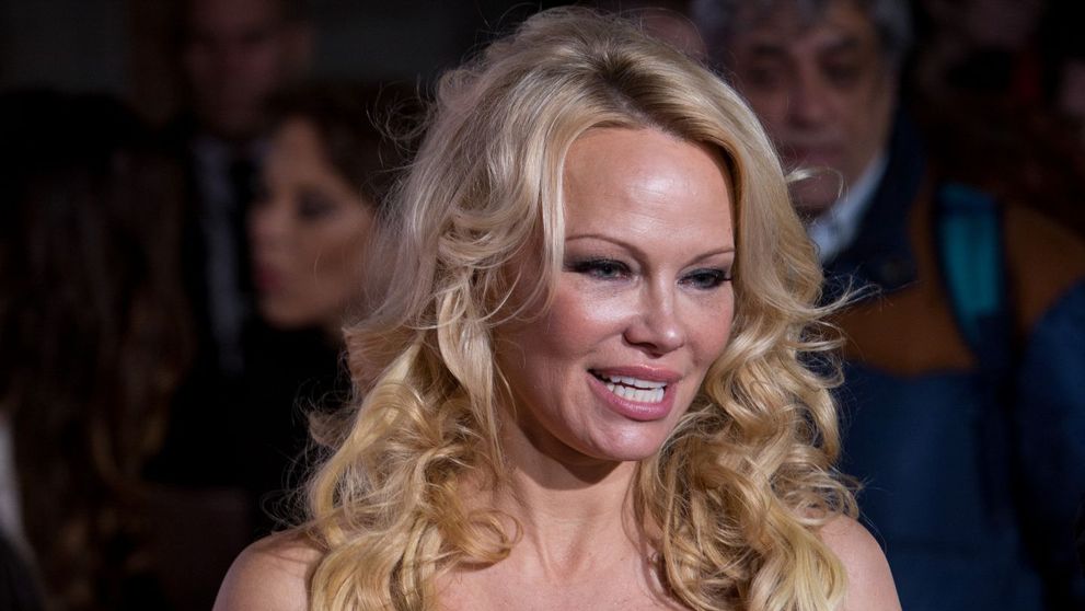 Pamela Anderson vorbește pe șleau despre sexul în trei: „Toți iubiții mei au fost prea geloși”