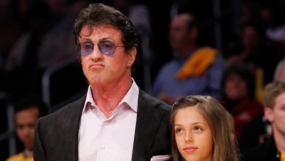 Fetita micuta si blonduta care il tinea de mana pe durul Sylvester Stallone e domnisoara in toata regula. Cum arata acum