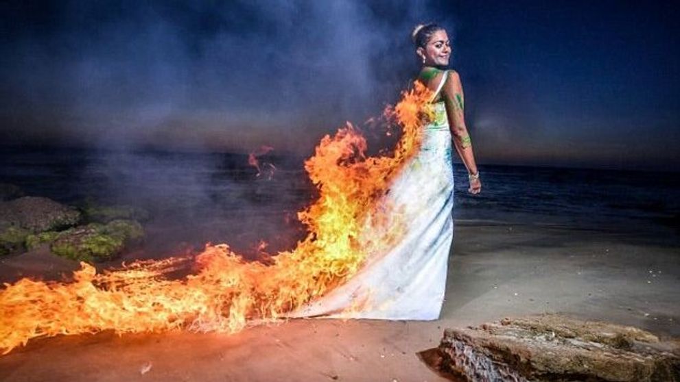 A dat foc rochiei sale de mireasa, in timp ce o purta. Ce a patit o femeie dupa ce a fost facuta aceasta fotografie - FOTO & VIDEO