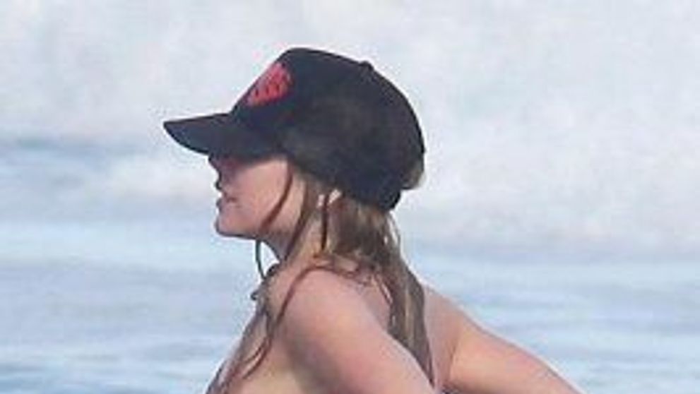 Avril Lavigne, pe o plaja din Malibu, cu un sfarc la vedere! FOTO