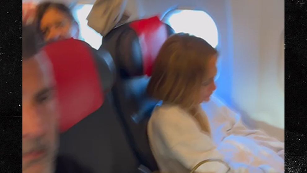 Cu o avere de 400 milioane dolari, Jennifer Lopez a fost surprinsă la clasa economy, într-un zbor spre Paris. Ce aronganță a făcut, totuși, diva