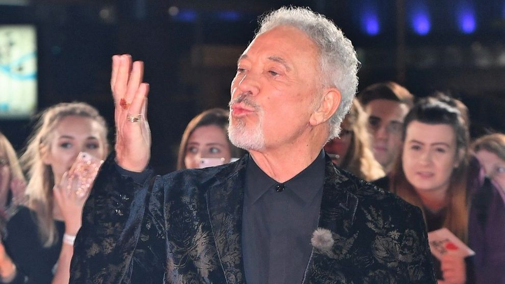 Tom Jones și-a anulat un concert cu câteva ore înainte de startul evenimentului. Ce a pățit cântărețul