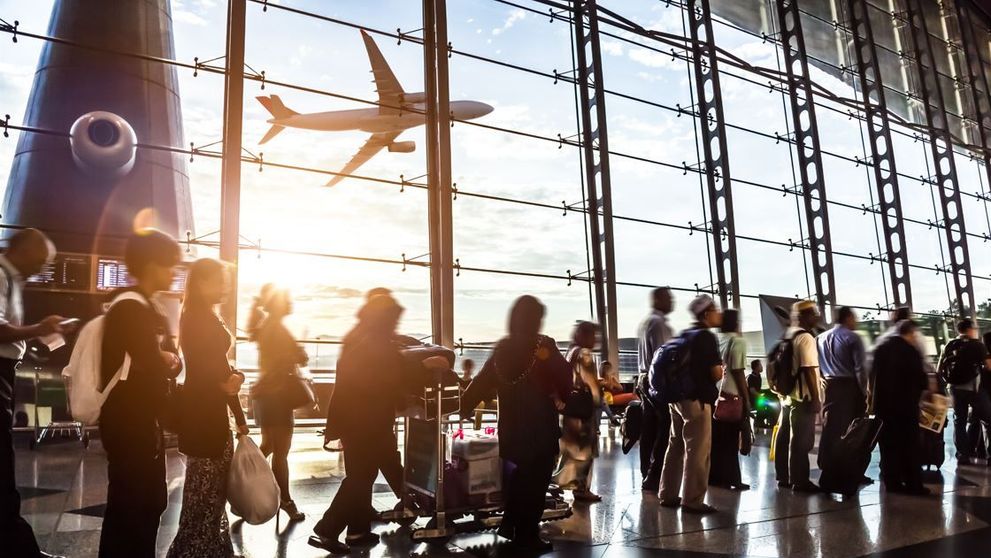 O femeie s-a prezentat în aeroport în costum de baie, dar cu mască pe față