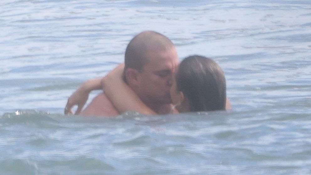 În timp ce o fostă iubită îl face praf într-o nouă piesă și-l numește „bestie”, celebrul actor se distrează cu iubita tinerică în vacanță. Imaginile surprinse de paparazzi sunt virale