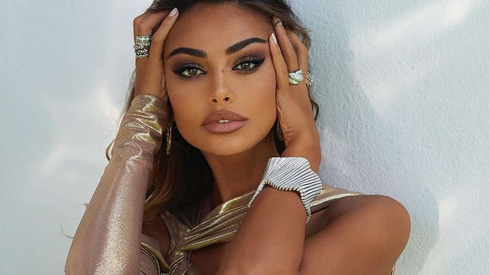 Mădălina Ghenea, răvășitoare într-o rochie transparentă, cu șliț adânc: 