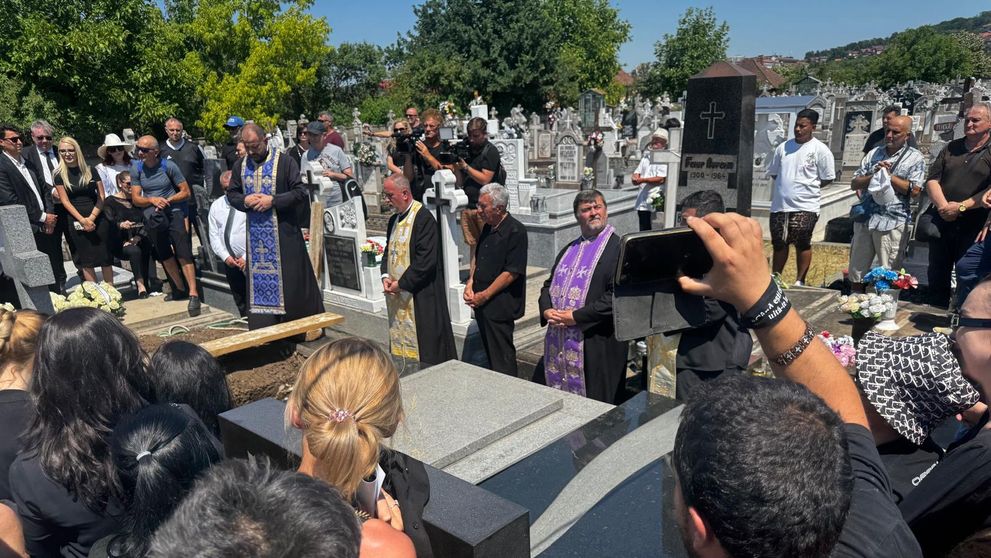FOTO/ Imagini de la înmormântarea lui Mihai Leu. Soția și fiul nu s-au desprins de sicriu. Detaliul emoționant de la cimitir