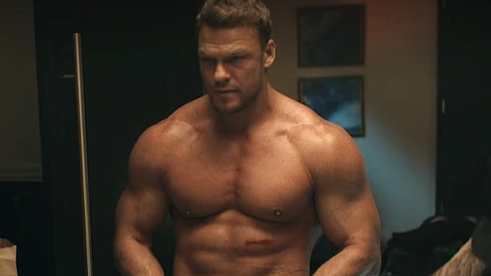 După ce și-a rupt vecinul în bătaie, Alan Ritchson pretinde că un semn de la Dumnezeu l-a salvat de la închisoare. Ce dezvăluie actorul de 1,91 m și 108 kg