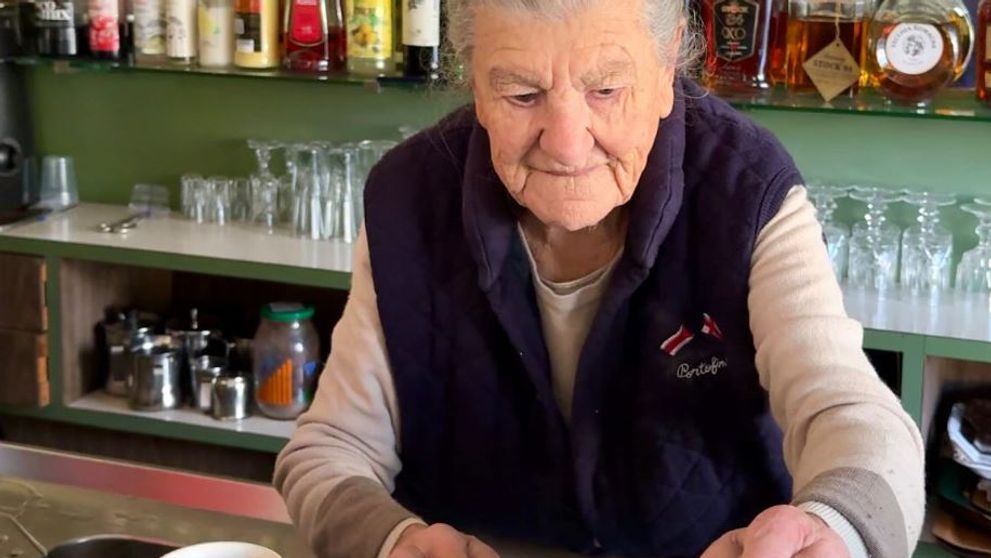 La 100 de ani, bunica Anna lucrează barista în propria cafenea. Care este secretul longevității sale