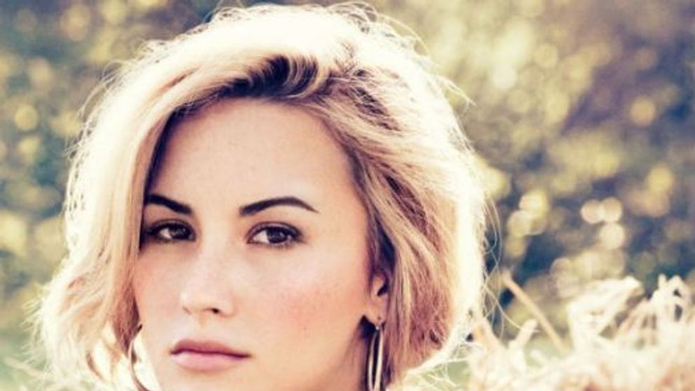 Demi Lovato si-a schimbat dramatic look-ul. Fanii ei au fost socati sa vada cum arata vedeta cu parul albastru si cu cateva kilograme in plus