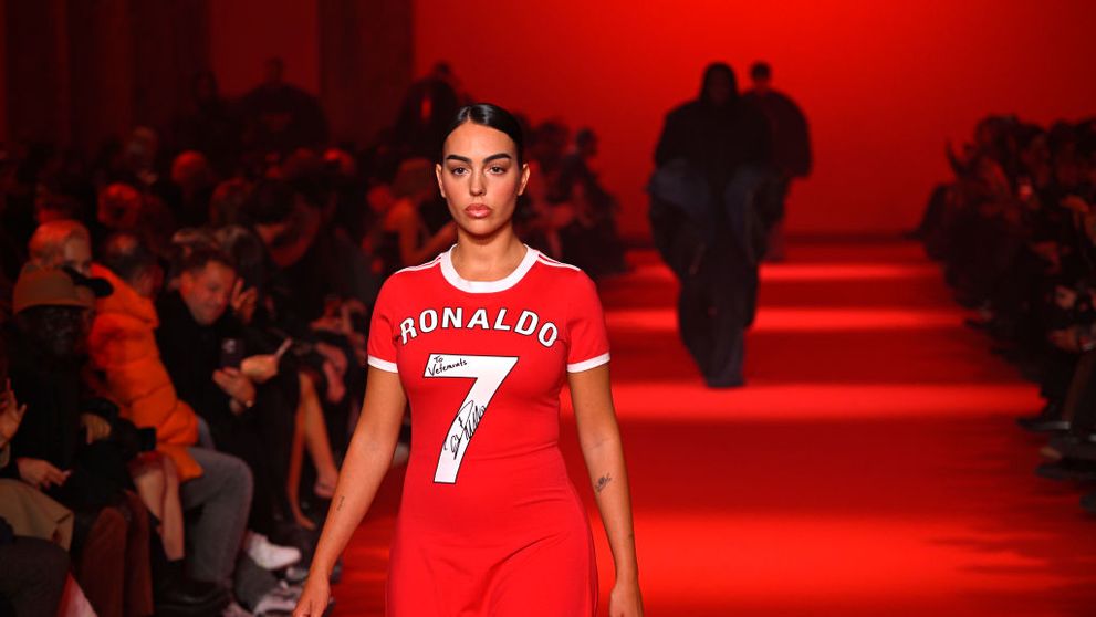 Georgina Rodriguez, ironizată de internauți după ce a defilat pe catwalk-ul de la Paris Fashion Week: „Așa merg eu când mă grăbesc să prind avionul”