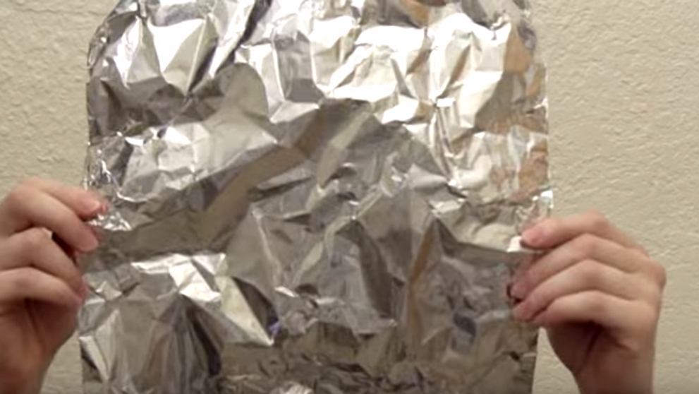 Mototoleste o bucata de folie de aluminiu. Rezultatul, un truc rapid si usor pentru bucatarie