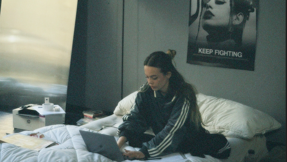 24 de ore încuiată într-o vitrină, un milion de priviri: Bianca Tilici și experimentul artistic 