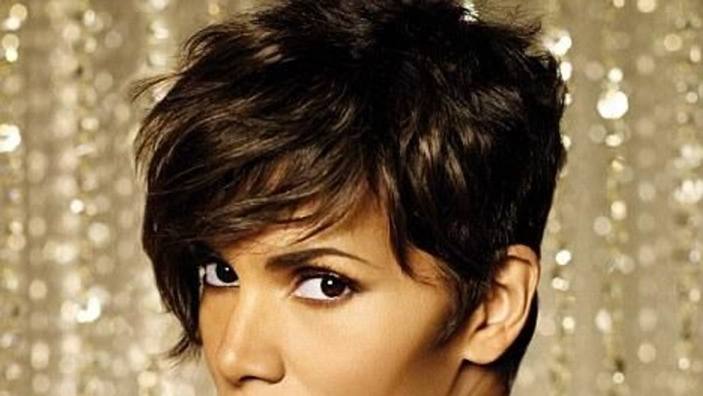 Are toate motivele sa fie mandra de corpul ei! Halle Berry, in costum de baie la 46 de ani: FOTO