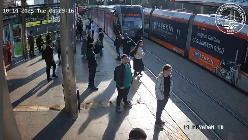 Momentul în care o femeie este salvată din fața tramvaiului, în ultima clipă. Tânăra era distrasă de muzica din căști