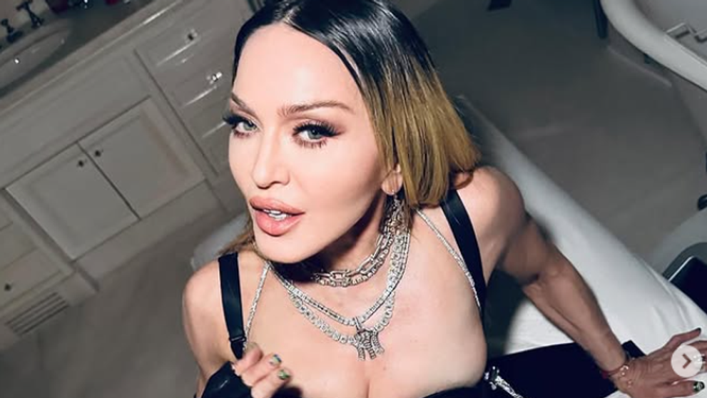 Madonna, în mijlocul unui scandal după ce a postat imagini în care apare în ipostaze nepotrivite alături de Papa! Imaginile sunt generate de AI