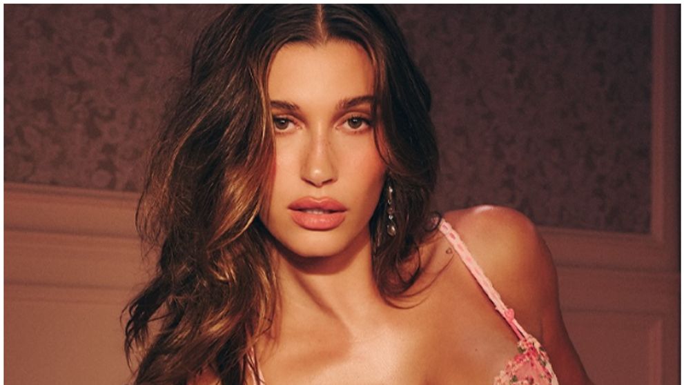 Cum arată Hailey Bieber într-o nouă campanie pentru  Victoria's Secret. Vedeta s-a pregătit deja pentru Ziua Îndrăgostiților