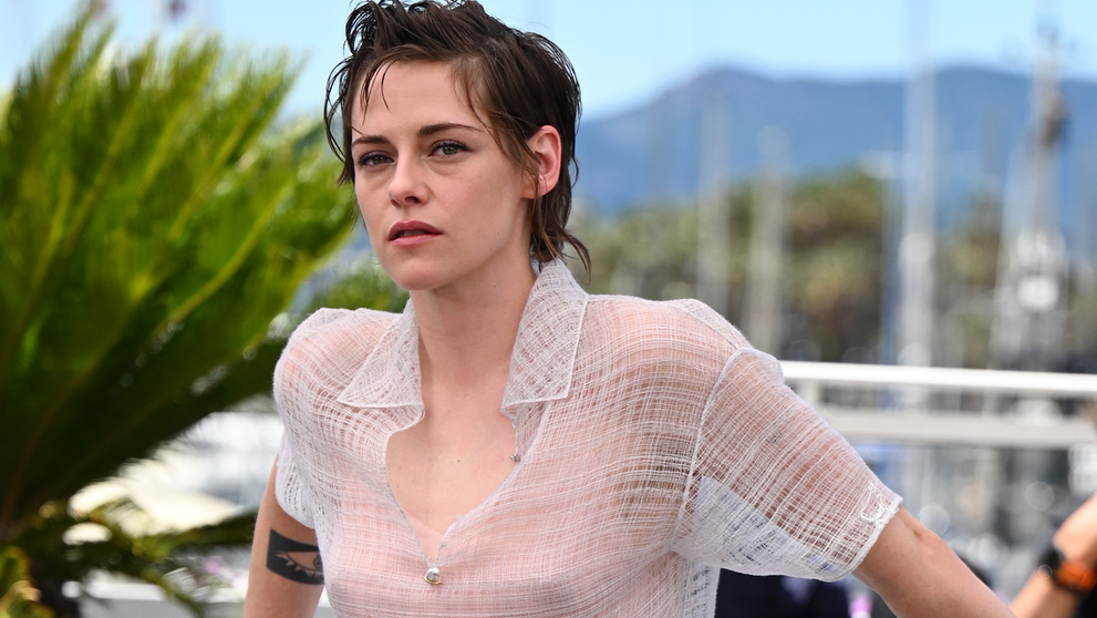 Din nou, Kristen Stewart a încălcat codul vestimentar de la Cannes. Apariția rebelă de pe covorul roșu, cu teniși și pantaloni scurți