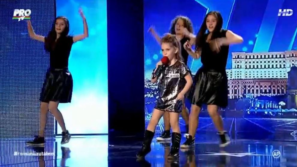 Un rock star in devenire! Micuta Emma a facut un show de zile mari pe scena de la 
