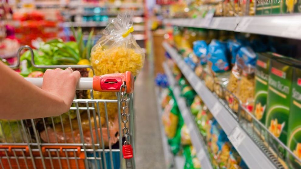 O bunică și nepotul său, curentați la un hipermarket din București după ce au pus mâna pe un cărucior de cumpărături
