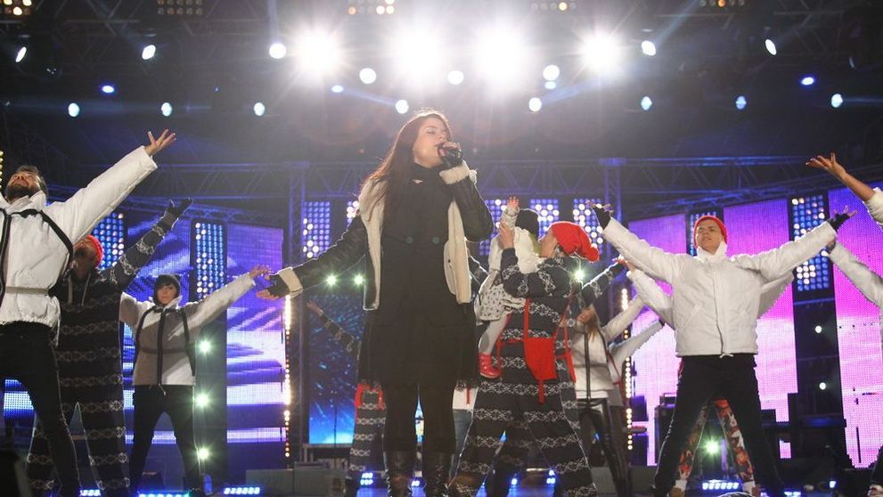30.000 de romani au fredonat impreuna una dintre cele mai celebre piese din toate timpurile. Sanziana Niculae, super show de Revelion