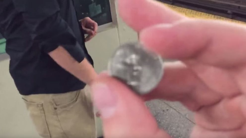 Pare ireal! Un magician orb a primit o moneda de la un trecator. A aruncat-o in aer, iar ce a urmat e deja viral - VIDEO
